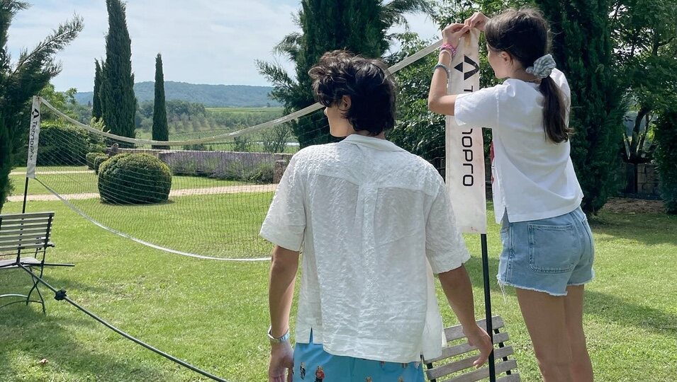 Nikolai de Dinamarca y Athena de Dinamarca durante unas vacaciones en el Castillo de Cayx