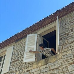 Nikolai de Dinamarca abriendo las contraventanas del Castillo de Cayx durante sus vacaciones