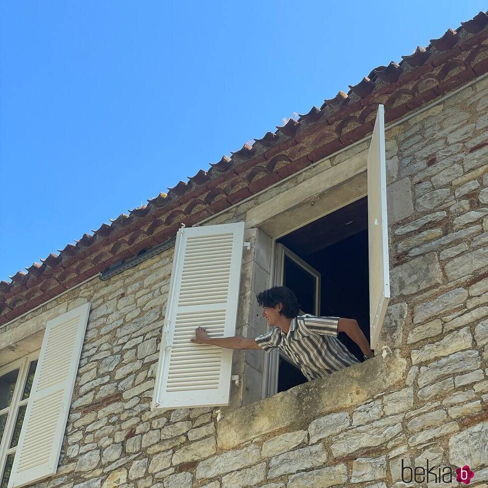 Nikolai de Dinamarca abriendo las contraventanas del Castillo de Cayx durante sus vacaciones