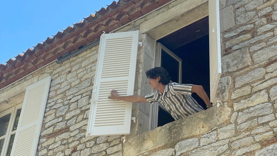 Nikolai de Dinamarca abriendo las contraventanas del Castillo de Cayx durante sus vacaciones