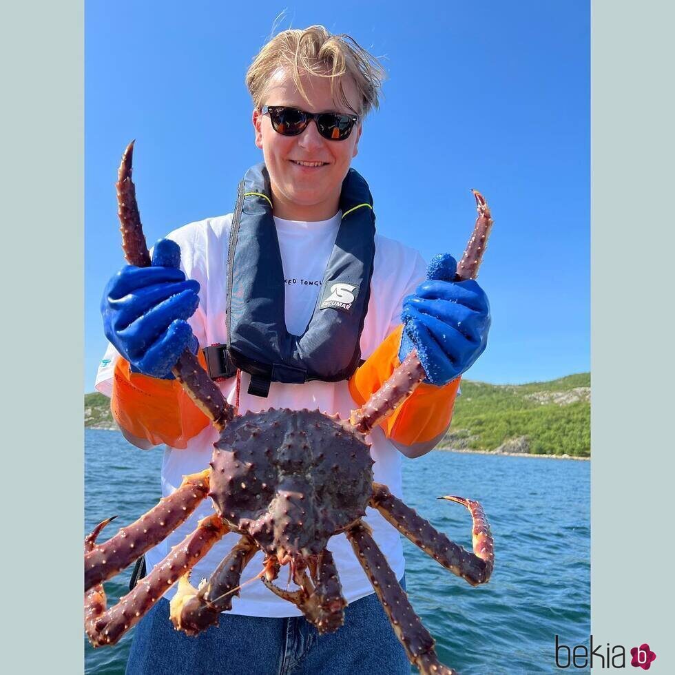 Sverre Magnus de Noruega con un buey de mar en sus vacaciones en Finnmark