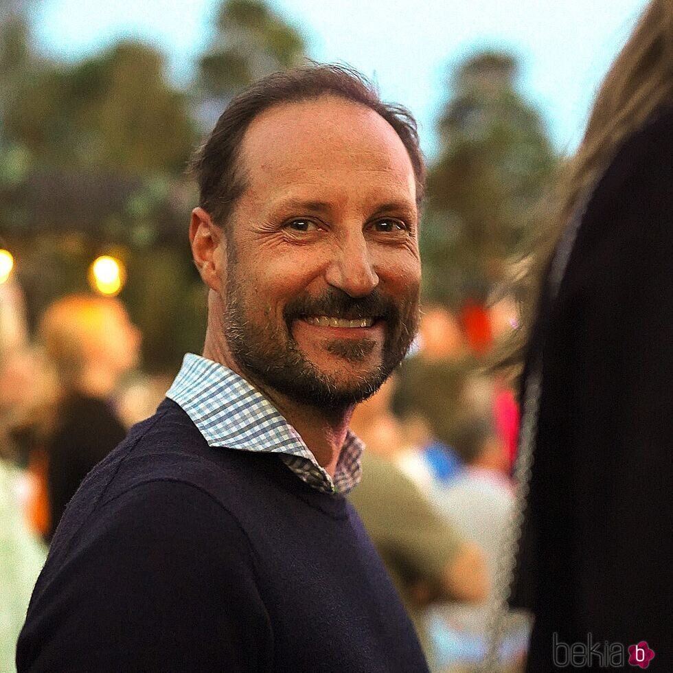 Haakon de Noruega posa muy sonriente en sus vacaciones de verano