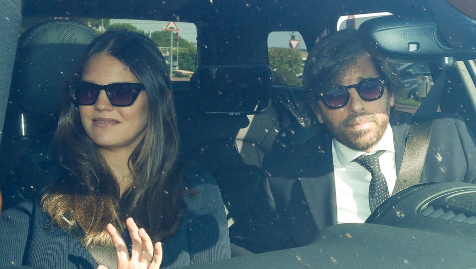 Isabelle Junot y Álvaro Falcó llegando al tanatorio de Marta Chávarri