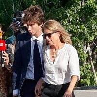 María Chávarri y su hijo llegando al tanatorio de Marta Chávarri