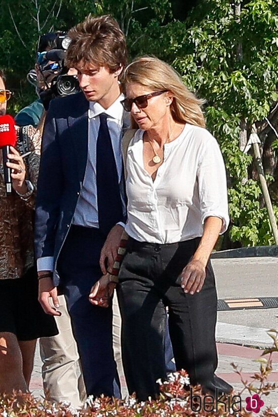 María Chávarri y su hijo llegando al tanatorio de Marta Chávarri