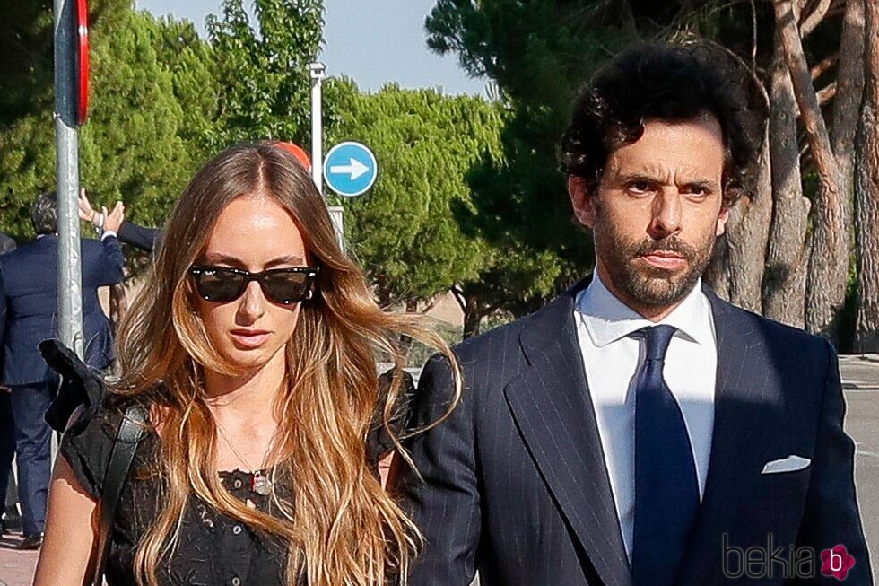 Alonso Aznar y Renata Collado llegando al tanatorio de Marta Chávarri