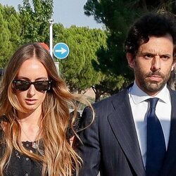 Alonso Aznar y Renata Collado llegando al tanatorio de Marta Chávarri