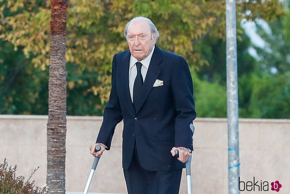 Tomás Terry llegando al tanatorio de Marta Chávarri