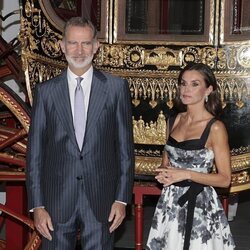 El Rey Felipe VI y la Reina Letizia delante de una carroza en la inauguración de las Colecciones Reales