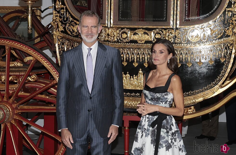 El Rey Felipe VI y la Reina Letizia delante de una carroza en la inauguración de las Colecciones Reales