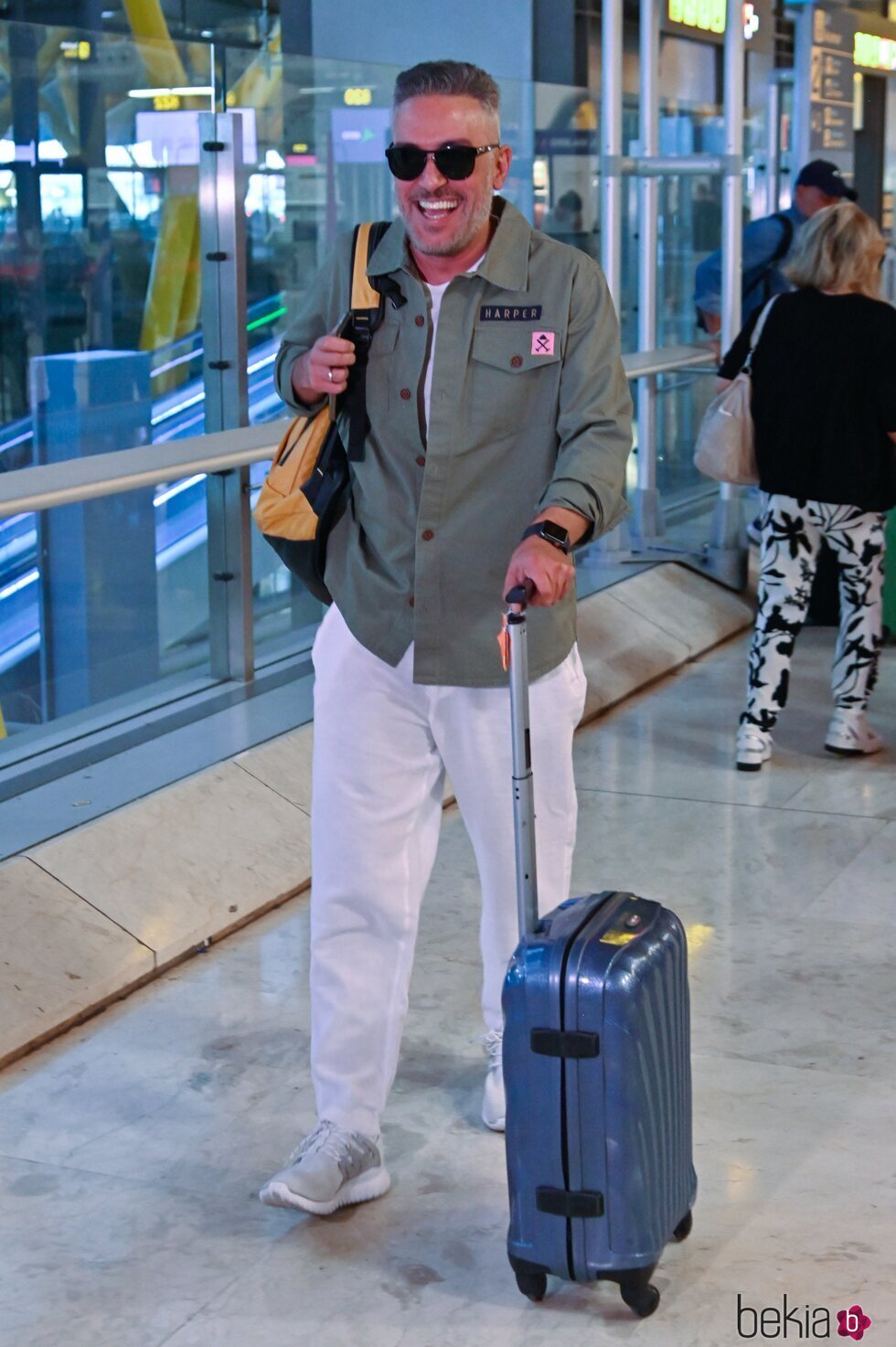 Kiko Hernández en el aeropuerto rumbo a Miami con sus compañeros de 'Sálvame'