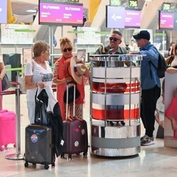 Los colaboradores de 'Sálvame' haciendo el show en el aeropuerto de camino a Miami