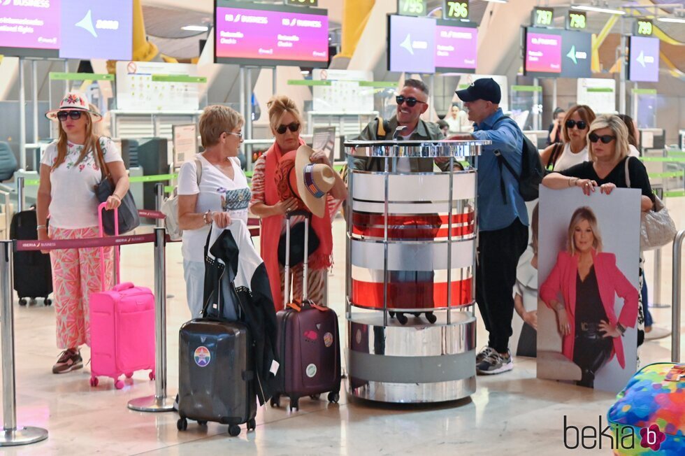 Los colaboradores de 'Sálvame' haciendo el show en el aeropuerto de camino a Miami