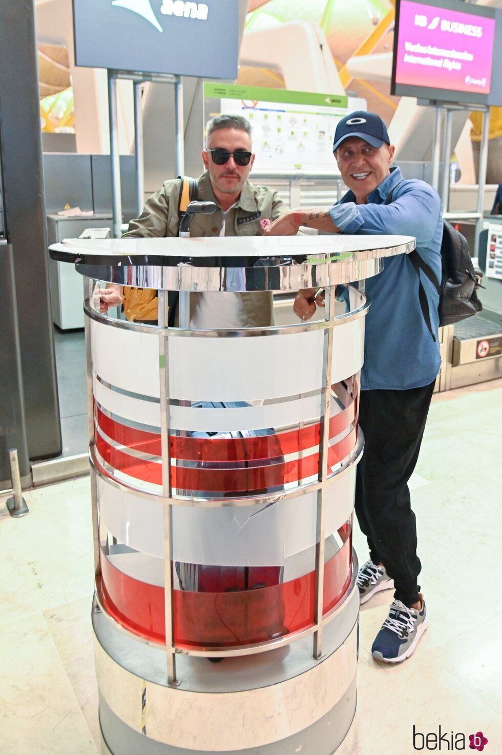 Kiko Hernández y Kiko Matamoros en el pulpillo en el aeropuerto de Madrid