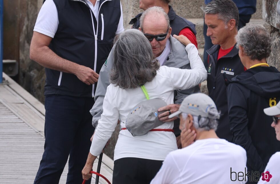 El Rey Juan Carlos saludando a la gente en Sanxenxo en su tercera visita a España