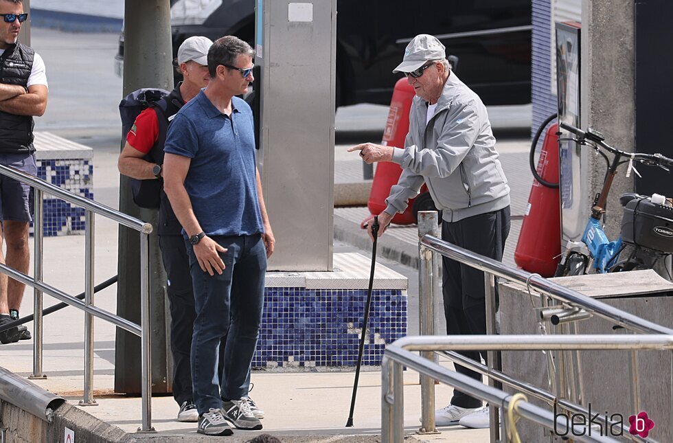 El Rey Juan Carlos charla antes de subirse al barco en Sanxenxo en su tercera visita a España