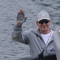 El Rey Juan Carlos saluda desde el barco en su tercera visita a España a Sanxenxo