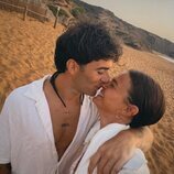 Laura Escanes y Álvaro de Luna, románticos en sus vacaciones en Menorca