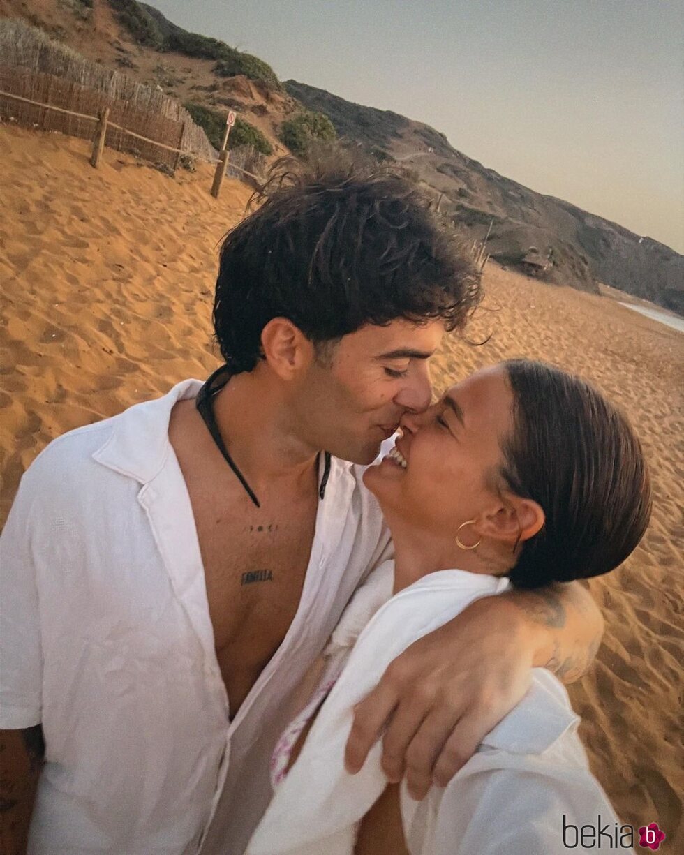 Laura Escanes y Álvaro de Luna, románticos en sus vacaciones en Menorca