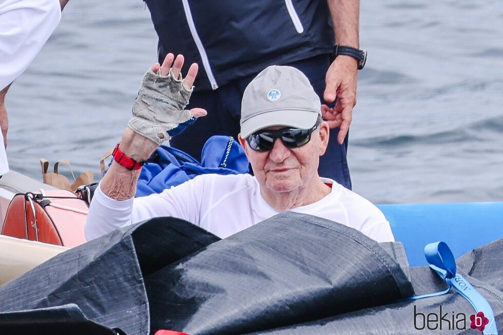 El Rey Juan Carlos termina su jornada de regata en su tercera visita a España