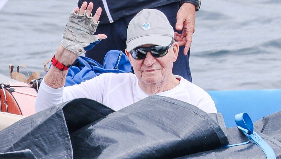 El Rey Juan Carlos termina su jornada de regata en su tercera visita a España