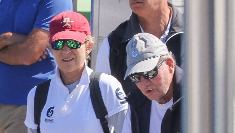 La Infanta Elena y el Rey Juan Carlos en las regatas de Sanxenxo en julio de 2023