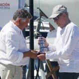 El Rey Juan Carlos recibiendo el Trofeo Hotel Carlos I de Silgar en Sanxenxo