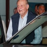 El Rey Juan Carlos, muy sonriente, tras cenar en Sanxenxo