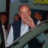 El Rey Juan Carlos saludando a la prensa en Sanxenxo