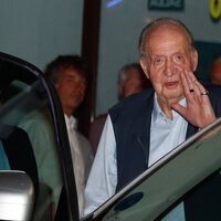 El Rey Juan Carlos saludando a la prensa en Sanxenxo