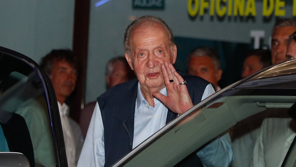 El Rey Juan Carlos saludando a la prensa en Sanxenxo