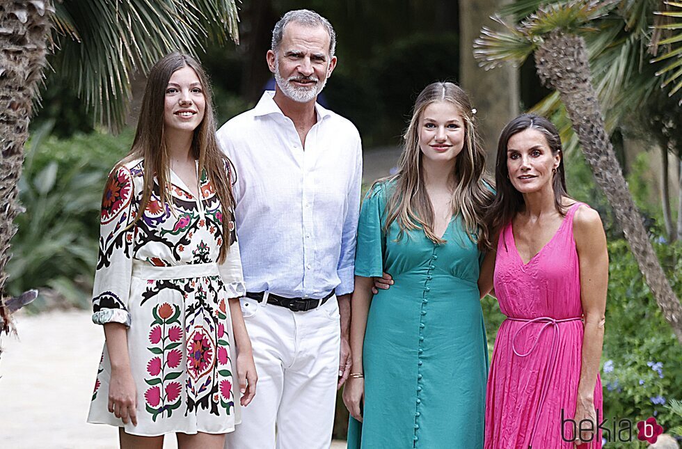 Los Reyes Felipe y Letizia con sus hijas la Princesa Leonor y la Infanta Sofía en su posado de verano 2023