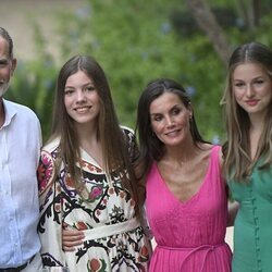 Los Reyes Felipe y Letizia, la Princesa Leonor y la Infanta Sofía en su posado de verano 2023