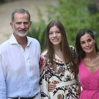 Los Reyes Felipe y Letizia, la Princesa Leonor y la Infanta Sofía en su posado de verano 2023