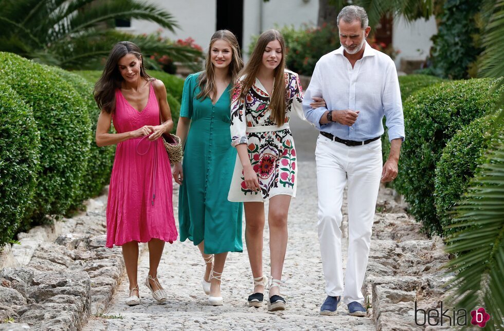 Los Reyes Felipe y Letizia, la Princesa Leonor y la Infanta Sofía por los jardines de Alfabia en Mallorca