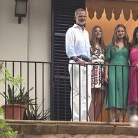 Los Reyes Felipe y Letizia, la Princesa Leonor y la Infanta Sofía asomados en un balcón de los jardines de Alfabia en Mallorca