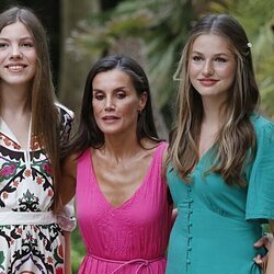 La Reina Letizia con sus hijas la Princesa Leonor y la Infanta Sofía en su posado de verano 2023 en Mallorca