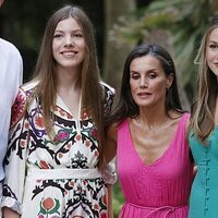 La Reina Letizia con sus hijas la Princesa Leonor y la Infanta Sofía en su posado de verano 2023 en Mallorca