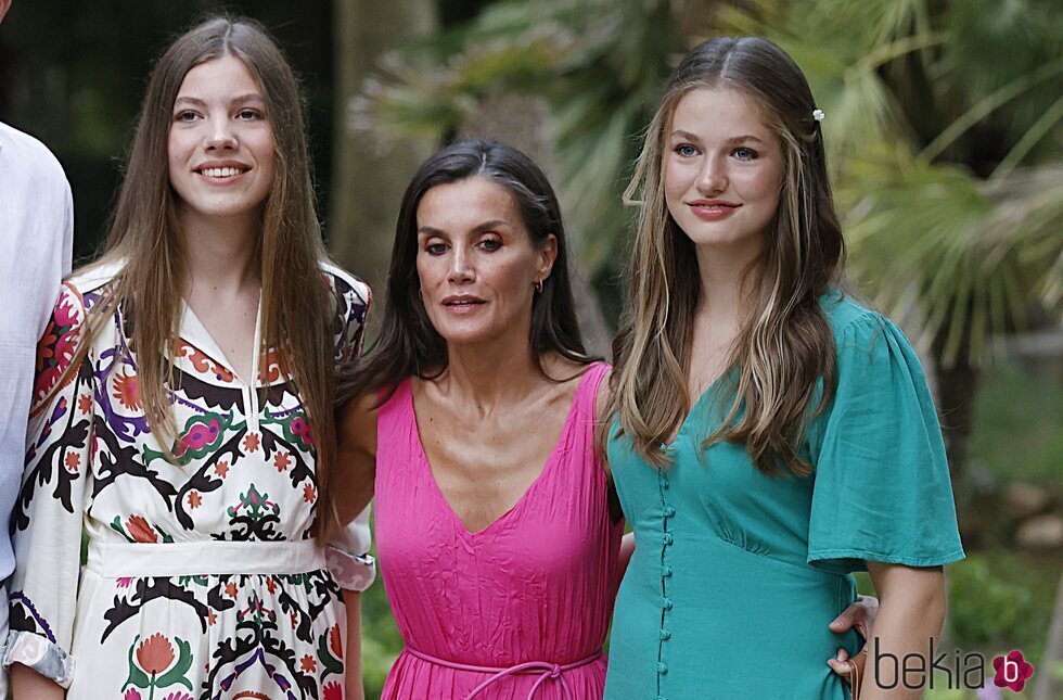 La Reina Letizia con sus hijas la Princesa Leonor y la Infanta Sofía en su posado de verano 2023 en Mallorca