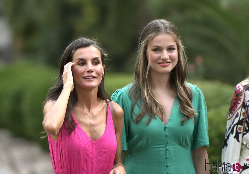 La Reina Letizia con su hija la Princesa Leonor en su posado de verano 2023 en Mallorca