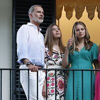 Los Reyes Felipe y Letizia, la Princesa Leonor y la Infanta Sofía en un balcón de los jardines de Alfabia en Mallorca