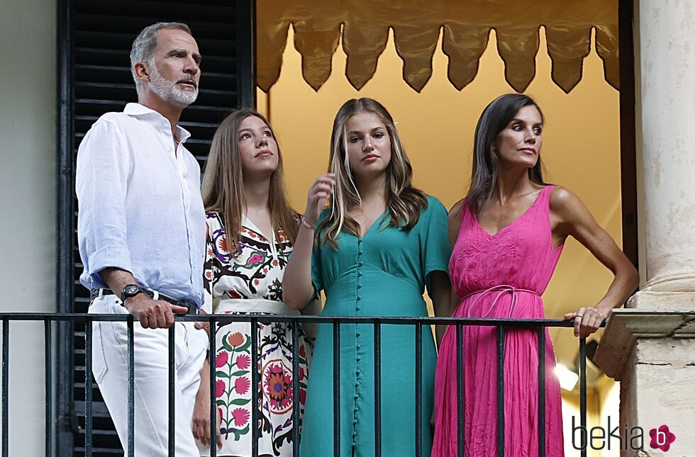 Los Reyes Felipe y Letizia, la Princesa Leonor y la Infanta Sofía en un balcón de los jardines de Alfabia en Mallorca