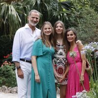 Los Reyes Felipe y Letizia, la Princesa Leonor y la Infanta Sofía posando juntos en los jardines de Alfabia