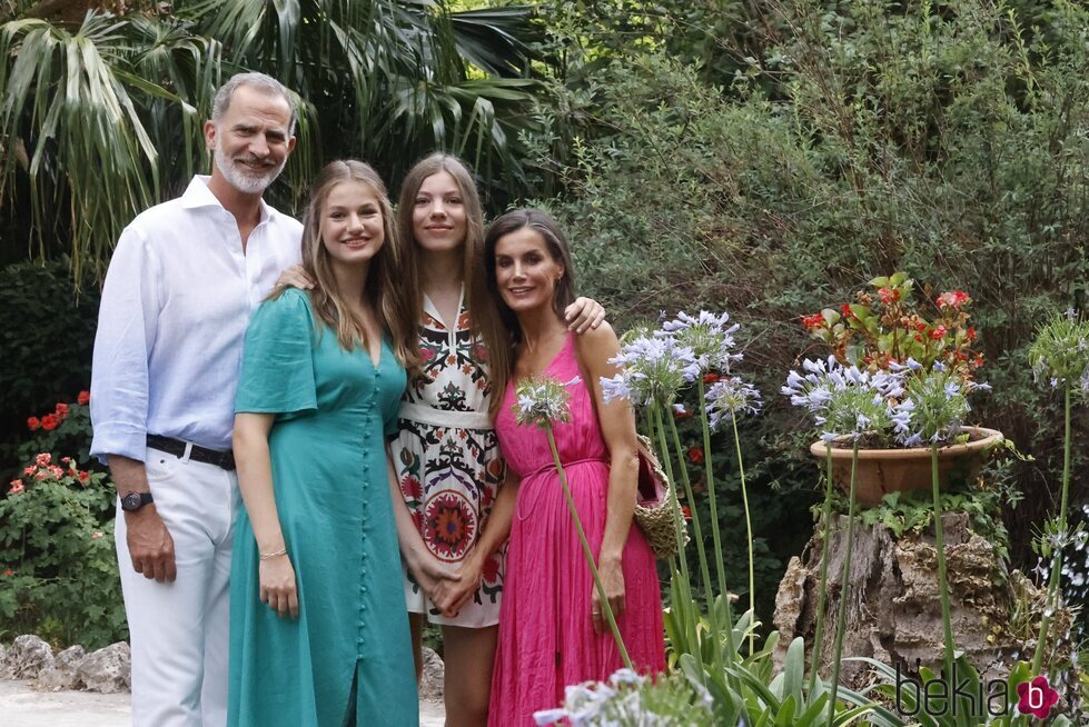 Los Reyes Felipe y Letizia, la Princesa Leonor y la Infanta Sofía posando juntos en los jardines de Alfabia