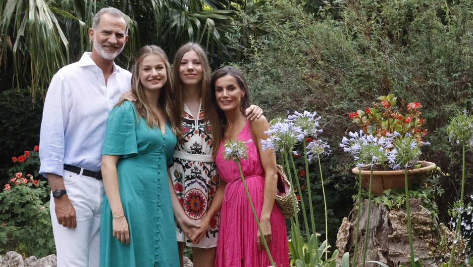 Los Reyes Felipe y Letizia, la Princesa Leonor y la Infanta Sofía posando juntos en los jardines de Alfabia