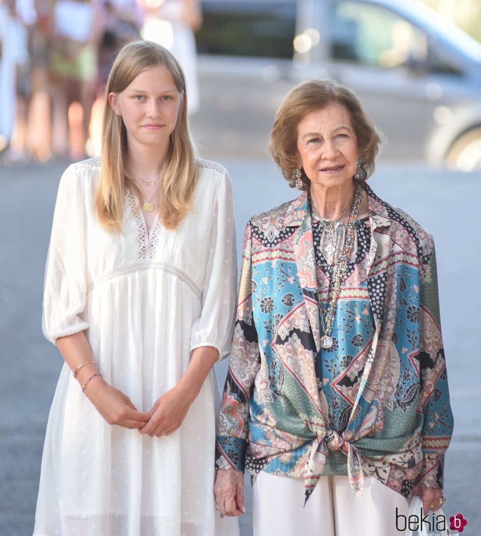 Eléonore de Bélgica y la Reina Sofía en el acto por el 30 aniversario de la muerte de Balduino de Bélgica en Motril