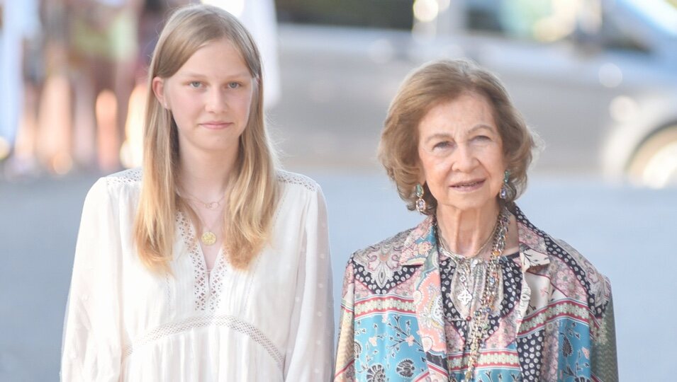 Eléonore de Bélgica y la Reina Sofía en el acto por el 30 aniversario de la muerte de Balduino de Bélgica en Motril