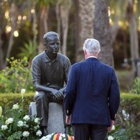 Felipe de Bélgica ante la estatua de su tío Balduino de Bélgica en el acto por el 30 aniversario de la muerte de Balduino de Bélgica