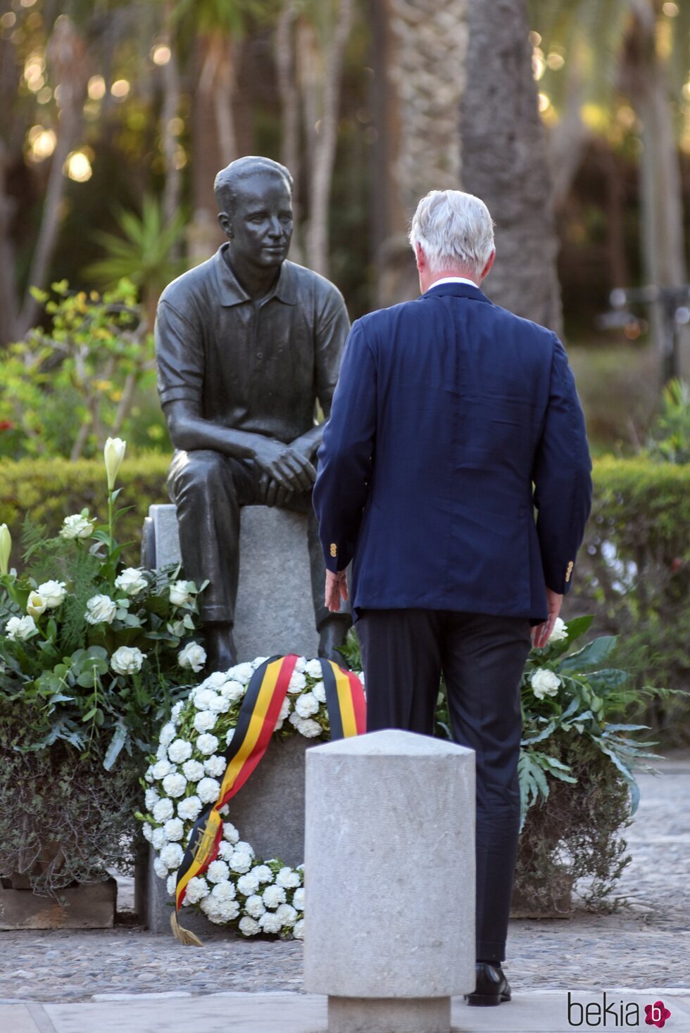 Felipe de Bélgica ante la estatua de su tío Balduino de Bélgica en el acto por el 30 aniversario de la muerte de Balduino de Bélgica