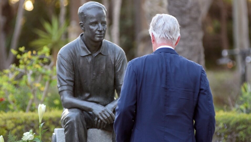 Felipe de Bélgica ante la estatua de su tío Balduino de Bélgica en el acto por el 30 aniversario de la muerte de Balduino de Bélgica